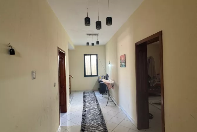 Shtepi ne shitje Vila Luksoze ne Tirane, 6+1, Mobilimi Pjeserisht e mobiluar, Pagesa 350,000  Euro.