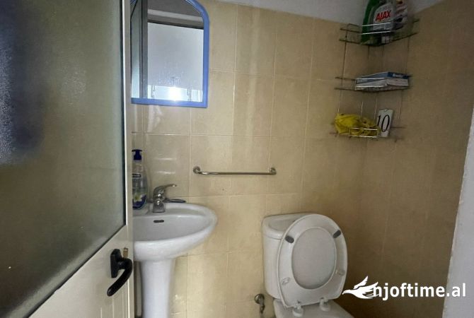 SHITET AMBJENT KOMERCIAL TE RR. RIZA CEROVA!