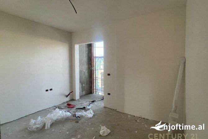 Shtepi ne shitje Apartament ne Tirane, 1+1, Mobilimi Bosh, pa mobiluar, Pagesa 160,000  Euro.