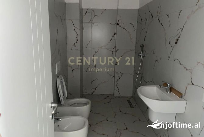 Shtepi ne shitje Apartament ne Tirane, 2+1, Mobilimi Bosh, pa mobiluar, Pagesa 162,000  Euro.