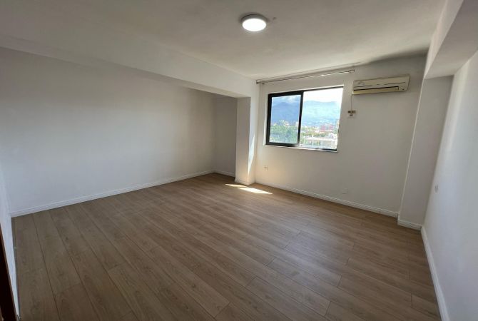 Shtepi me qera Apartament ne Tirane, 2+1, Mobilimi Pjeserisht e mobiluar, Pagesa 950  Euro.