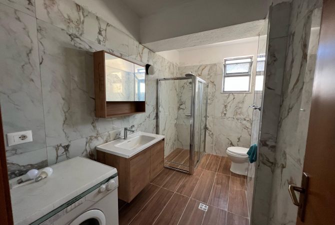 Shtepi me qera Apartament ne Tirane, 2+1, Mobilimi Pjeserisht e mobiluar, Pagesa 950  Euro.