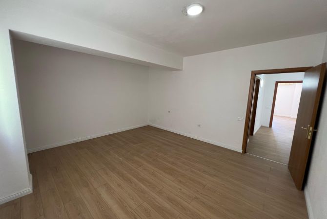 Shtepi me qera Apartament ne Tirane, 2+1, Mobilimi Pjeserisht e mobiluar, Pagesa 950  Euro.