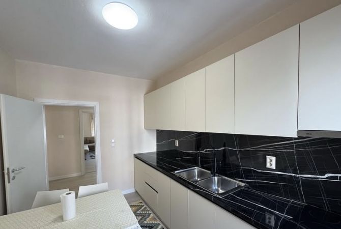 Ambient biznesi me qera 2+1 ne Tirane - 700 Euro