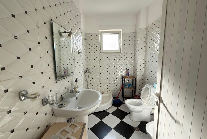 Shtepi me qera Apartament ne Tirane, 2+1, Mobilimi E mobiluar, Pagesa 550  Euro.