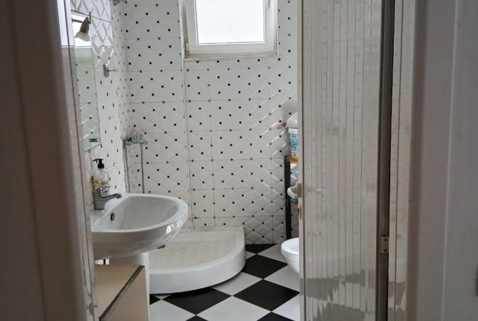 Shtepi me qera Apartament ne Tirane, 2+1, Mobilimi E mobiluar, Pagesa 550  Euro.