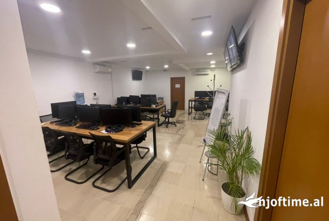 Ambient biznesi me qera 3+1 ne Tirane - 2,500 Euro