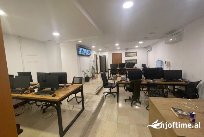 Ambient biznesi me qera 3+1 ne Tirane - 2,500 Euro