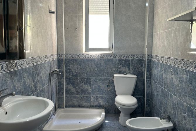 Shtepi me qera Apartament ne Tirane, 2+1, Mobilimi Bosh, pa mobiluar, Pagesa 450  Euro.