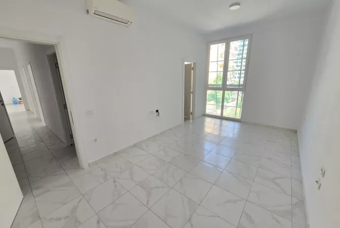 Shtepi me qera Apartament ne Tirane, 3+1, Mobilimi Pjeserisht e mobiluar, Pagesa 1,000  Euro.