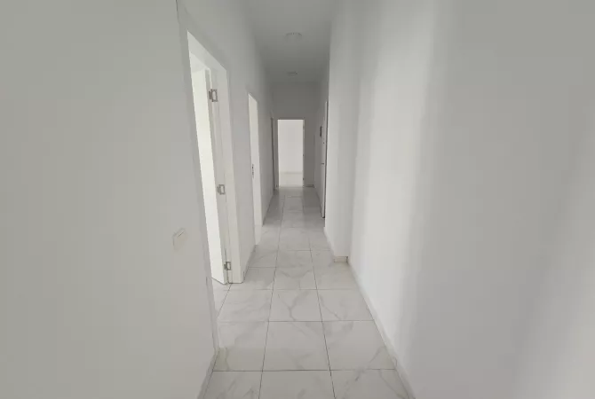 Shtepi me qera Apartament ne Tirane, 3+1, Mobilimi Pjeserisht e mobiluar, Pagesa 1,000  Euro.