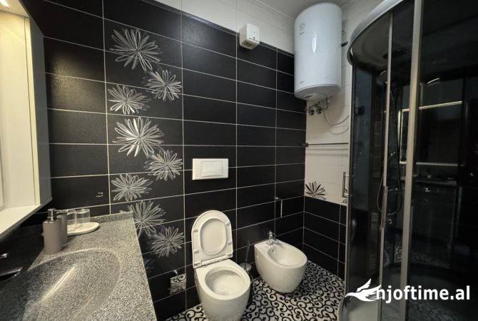 Shtepi me qera Apartament ne Tirane, 3+1, Mobilimi E mobiluar, Pagesa 1,299  Euro.
