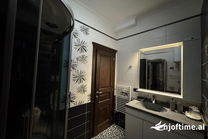 Shtepi me qera Apartament ne Tirane, 3+1, Mobilimi E mobiluar, Pagesa 1,299  Euro.