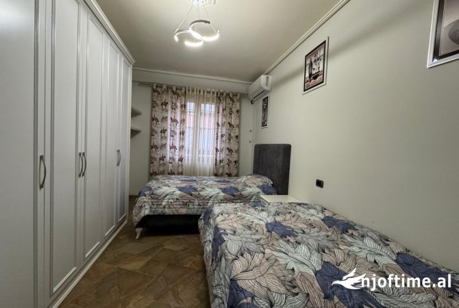 Shtepi me qera Apartament ne Tirane, 3+1, Mobilimi E mobiluar, Pagesa 1,299  Euro.