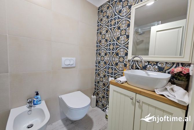 Shtepi me qera Apartament ne Tirane, 2+1, Mobilimi E mobiluar, Pagesa 1,000  Euro.