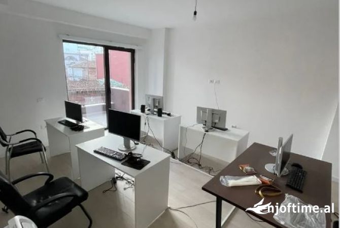 Ambient biznesi me qera 3+1 ne Tirane - 700 Euro