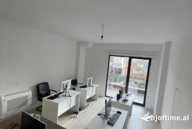 Ambient biznesi me qera 3+1 ne Tirane - 700 Euro