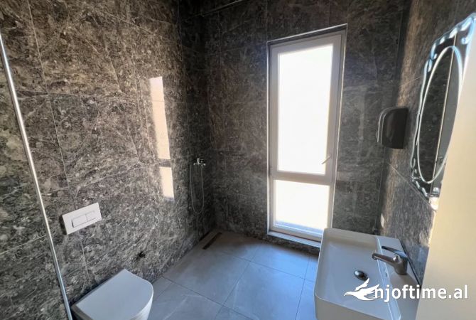 Shtepi ne shitje Apartament ne Tirane, 2+1, Mobilimi Bosh, pa mobiluar, Pagesa 260,000  Euro.