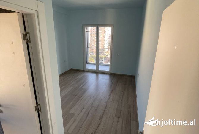 Shtepi ne shitje Apartament ne Tirane, 2+1, Mobilimi Bosh, pa mobiluar, Pagesa 260,000  Euro.