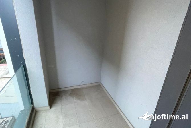 Shtepi ne shitje Apartament ne Tirane, 2+1, Mobilimi Bosh, pa mobiluar, Pagesa 141,000  Euro.