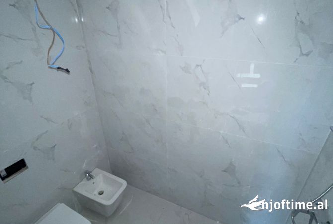 Shtepi ne shitje Apartament ne Tirane, 2+1, Mobilimi Bosh, pa mobiluar, Pagesa 141,000  Euro.
