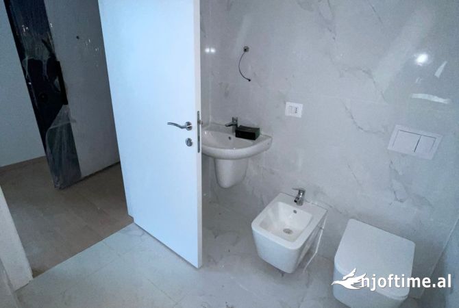 Shtepi ne shitje Apartament ne Tirane, 2+1, Mobilimi Bosh, pa mobiluar, Pagesa 141,000  Euro.