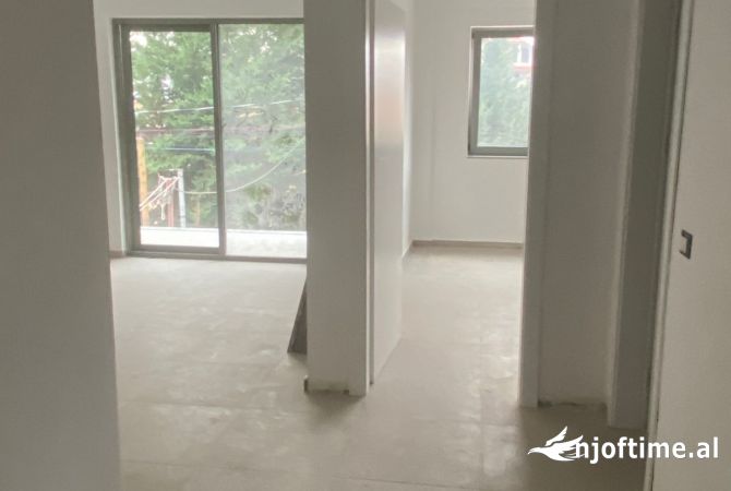 Ambient biznesi me qera 3+1 ne Tirane - 450 Euro