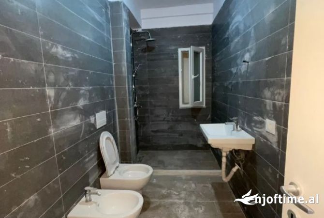 Shtepi ne shitje Apartament ne Tirane, 1+1, Mobilimi Bosh, pa mobiluar, Pagesa 75,000  Euro.