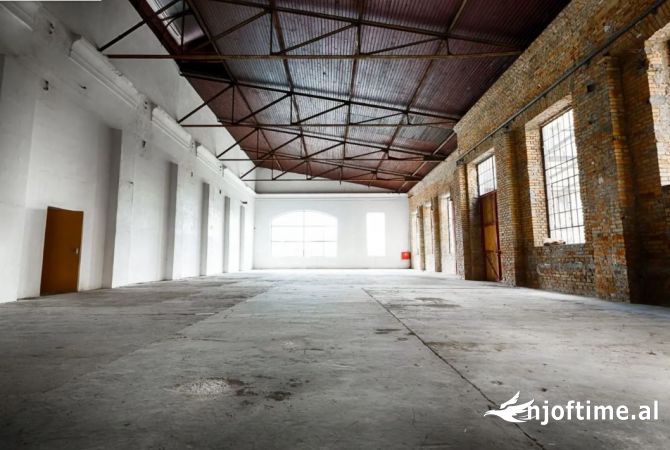 Ambient biznesi me qera 4+1 ne Tirane - 1,400 Euro