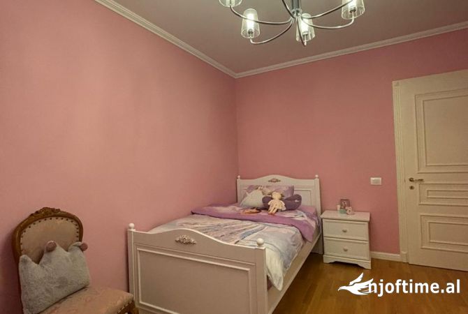 Shtepi ne shitje Apartament ne Tirane, 3+1, Mobilimi E mobiluar, Pagesa 420,000  Euro.