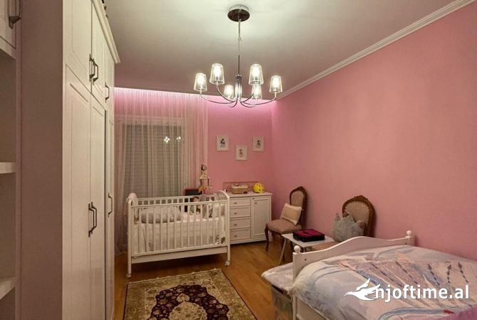 Shtepi ne shitje Apartament ne Tirane, 3+1, Mobilimi E mobiluar, Pagesa 420,000  Euro.