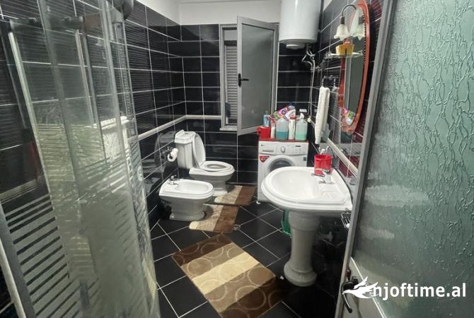Shtepi ne shitje Apartament ne Tirane, 3+1, Mobilimi E mobiluar, Pagesa 195,000  Euro.