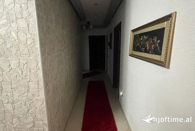 Shtepi ne shitje Apartament ne Tirane, 3+1, Mobilimi E mobiluar, Pagesa 195,000  Euro.