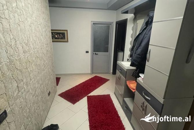 Shtepi ne shitje Apartament ne Tirane, 3+1, Mobilimi E mobiluar, Pagesa 195,000  Euro.
