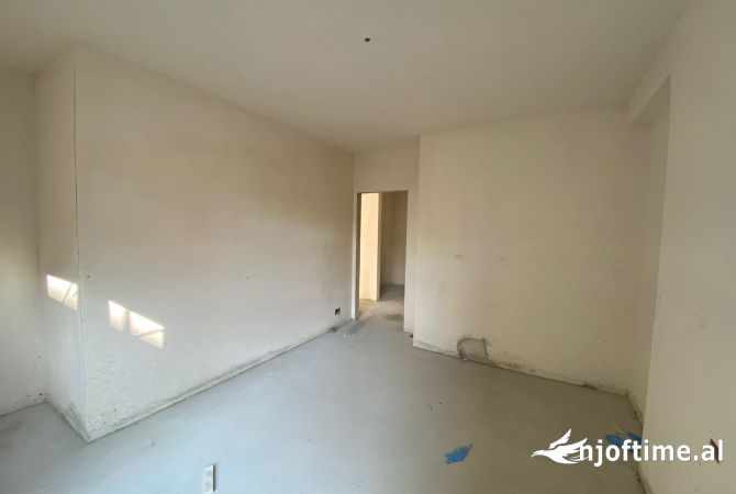 Shtepi ne shitje Apartament ne Vlore, 2+1, Mobilimi Bosh, pa mobiluar, Pagesa 248,000  Euro.