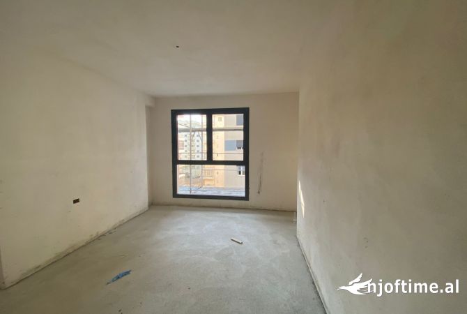 Shtepi ne shitje Apartament ne Vlore, 2+1, Mobilimi Bosh, pa mobiluar, Pagesa 248,000  Euro.