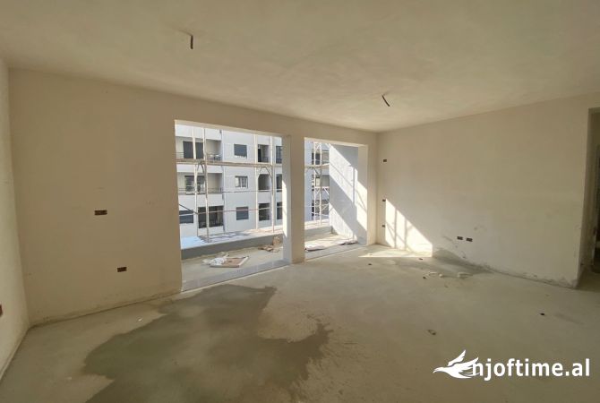 Shtepi ne shitje Apartament ne Vlore, 2+1, Mobilimi Bosh, pa mobiluar, Pagesa 248,000  Euro.