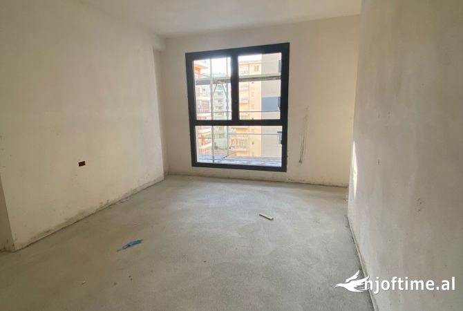 Shtepi ne shitje Apartament ne Vlore, 2+1, Mobilimi Bosh, pa mobiluar, Pagesa 248,000  Euro.
