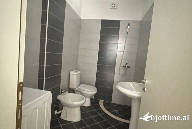 Shtepi ne shitje Apartament ne Vlore, 2+1, Mobilimi E mobiluar, Pagesa 170,000  Euro.