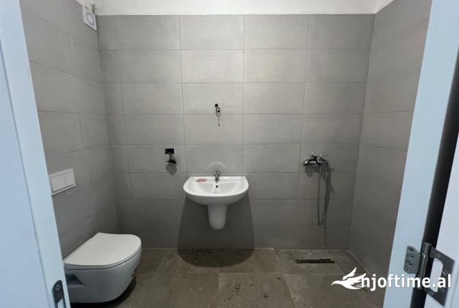 Shtepi ne shitje Apartament ne Tirane, 2+1, Mobilimi Bosh, pa mobiluar, Pagesa 2,360,900  Euro.