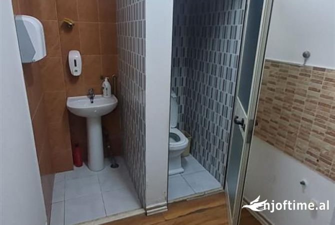 🛎️ Dyqan Komercial me Qira- prane Kryqezimit te 21 Dhjetorit 🛎️