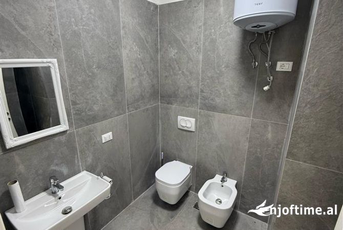 Ambient biznesi me qera 3+1 ne Tirane - 10,500 Euro