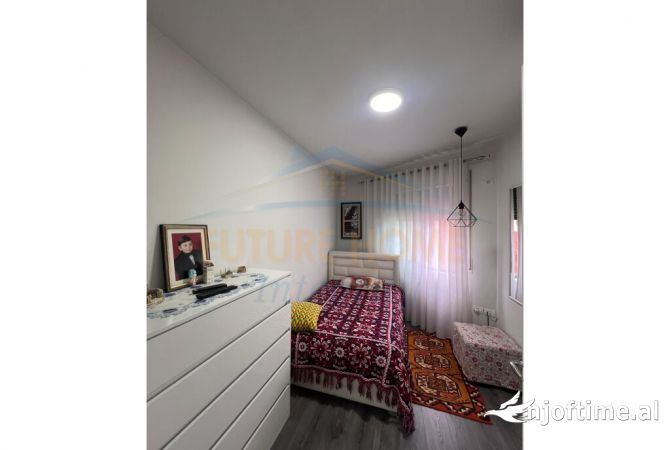 Shtepi ne shitje Apartament ne Tirane, 3+1, Mobilimi E mobiluar, Pagesa 160,000  Euro.