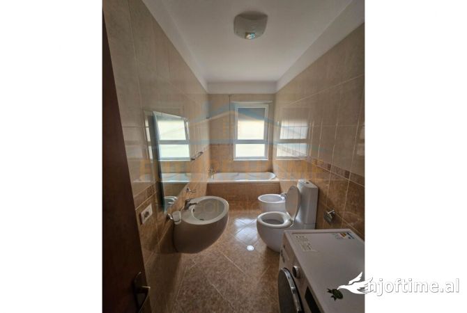 Shtepi me qera Apartament ne Tirane, 3+1, Mobilimi E mobiluar, Pagesa 650  Euro.