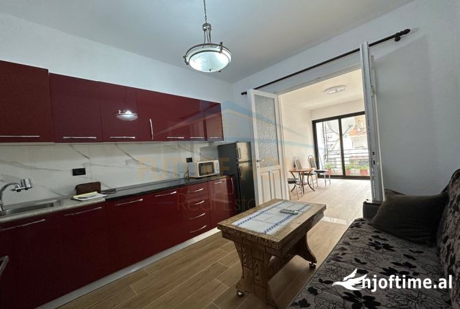 Shtepi me qera Apartament ne Tirane, 3+1, Mobilimi Pjeserisht e mobiluar, Pagesa 900  Euro.
