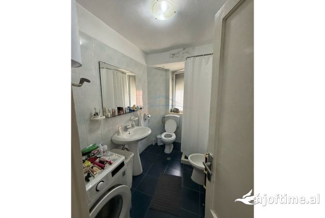 Shtepi me qera Apartament ne Tirane, 3+1, Mobilimi E mobiluar, Pagesa 550  Euro.