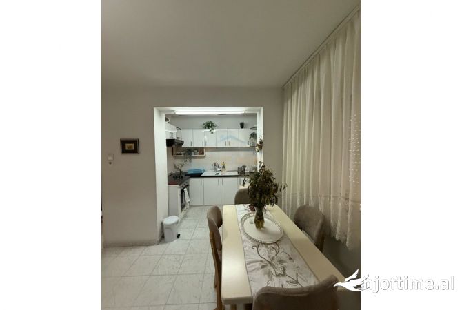 Shtepi me qera Apartament ne Tirane, 3+1, Mobilimi E mobiluar, Pagesa 550  Euro.