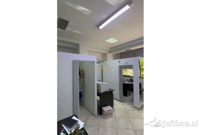 Ambiente Commerciale in Vendita 3+1 a Tirana - 140,000 Euro