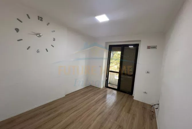 Shtepi me qera Apartament ne Tirane, 2+1, Mobilimi Bosh, pa mobiluar, Pagesa 800  Euro.