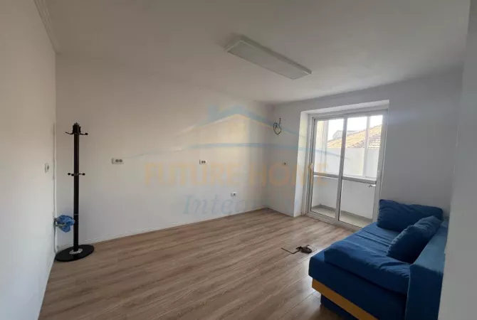 Shtepi me qera Apartament ne Tirane, 2+1, Mobilimi Bosh, pa mobiluar, Pagesa 800  Euro.